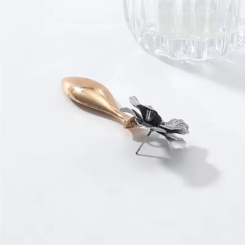 Atelier Two-Tone Floral Gold Earrings - Picture 5 of 7